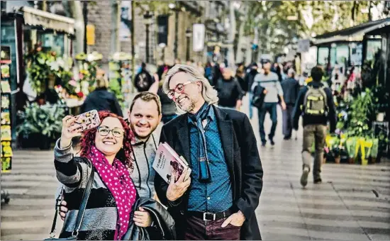  ?? XAVIER CERVERA ?? La Rambla. Amela sugirió este enclave para la foto porque Lorca lo amaba: “La única calle de la Tierra que yo desearía que no se acabara nunca, rica en sonidos, abundante de brisas, hermosa de encuentros, antigua de sangre”