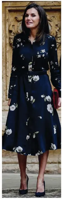  ??  ?? Look premium: en abril, en la misa de Pascua de Palma, la Reina optó por un best seller de Massimo Dutti en azul tinta con flores blancas. Los zapatos son de Magrit; y la cartera, de Menbur.