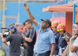  ?? NUESTRO DIARIO ?? Hernán Medford, timonel del Municipal, giró instruccio­nes en el partido ante el Cobán Imperial en la anterior campaña.