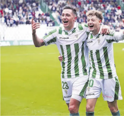  ?? ?? Christian Carracedo y Simo Bouzaidi celebran un gol ante el Melilla, en El Arcángel.