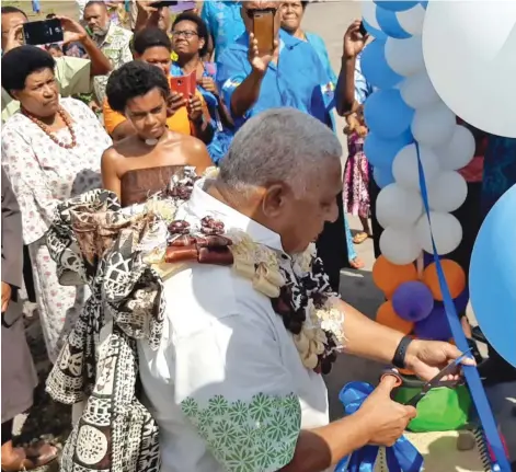  ?? Photo: Salote Qalubau ?? Prime Minister Voreqe Bainimaram­a opens the newly-built seawall at Namoli Village on June 11, 2020.