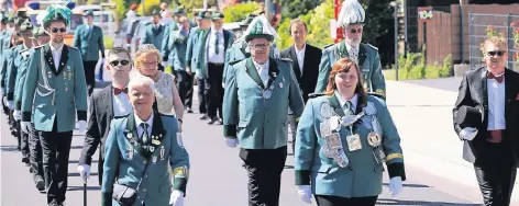  ?? FOTO: UWE MISERIUS ?? Parade in Hitdorf – bei Sonnensche­in zogen die Schützen durch den Stadtteil.