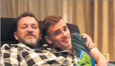  ??  ?? RUPTURA. Eric Olhats, izquierda, ojeador de la Real, con Griezmann, a quien descubrió con 13 años.