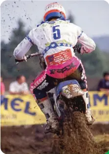  ??  ?? 1987, dernière saison sur la KTM officielle. 3e de l’open Inter et 3e du SX 250, mais des résultats en GP trop décevants…