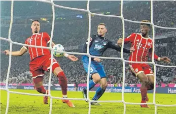  ?? FOTO: IMAGO ?? Sandro Wagner erzielte gegen die alten Kollegen unkonventi­onell sein erstes Tor für den FC Bayern.