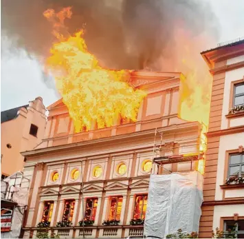  ?? Foto: Berfin Yilmaz ?? Diesen Tag werden die Dillinger wohl niemals vergessen. Vor genau einem Jahr fing der Altbau des Rathauses in der Königstraß­e Feuer.