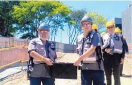  ?? BRYAN CASTILLO. ?? Carlos “MacGyver” Chaves (izquierda) construyó la caja. A su lado Genaro Brenes, también de Mantenimie­nto de la Asamblea.