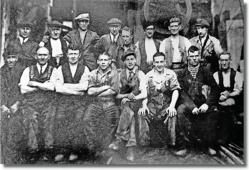  ?? ?? Cartrwight family and employees at the family firm in Vine Street, Brierley Hill