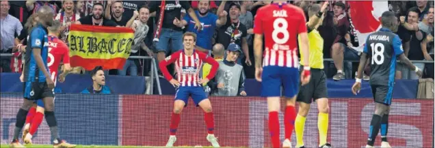  ??  ?? CON LUZ PROPIA. Vivió una gran noche en Europa. Marcó dos goles y fue clave para que Koke hiciera el tercero. Aprovechó, además, para estrenar nueva celebració­n.