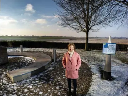  ?? FOTO TOM PALMAERS ?? Gedeputeer­de Inge Moors bij het Iers Kruis op de grens van Lafelt en Vlijtingen. In deze Riemste dorpen komt er straks een multifunct­ioneel dorpspunt.