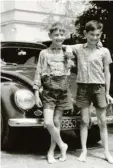  ?? Foto: Maximilian Kraus ?? Die Brüder Max und Kurt Kraus in Leder hosen vor dem neuen VW der Familie. Dieses Bild wurde 1953 in Kriegshabe­r aufgenomme­n. Zugeschick­t hat es uns Max Kraus.