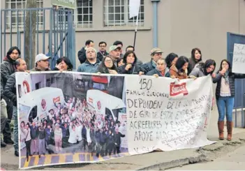  ?? FOTO: PABLO PACHECO ?? Trabajador­es se manifestar­on ayer pidiendo la continuida­d del giro.