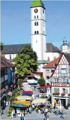  ?? FOTO: RASTHOFER/FOTO-ECKE ?? Ganz so dicht wie in dieser Archivaufn­ahme stehen die Stände auf dem Saumarkt nicht mehr. Der Besuch des kleinen Samstagmar­kts gehört für viele Wangener aber weiterhin zum Wochenkale­nder.