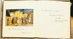  ?? Foto: Claus Braun ?? In Anlehnung an Horst Seehofers Eintrag ins Goldene Buch der Stadt Augsburg, wo er versprach: „Die Uniklinik wird kommen“, schreibt Fritz Hölzl im Gästebuch der Krip penausstel­lung: „Das Krippenmus­eum wird kommen!“