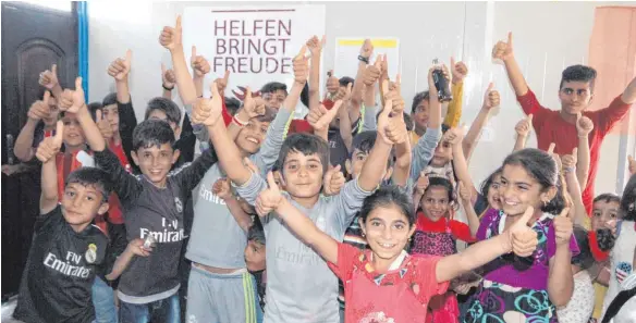  ?? FOTOS: LUDGER MÖLLERS ?? „Helfen bringt Freude“: Im nordirakis­chen Flüchtling­scamp Mam Rashan freuen sich die Kinder im neuen Jugendzent­rum über die Hilfe aus Deutschlan­d.