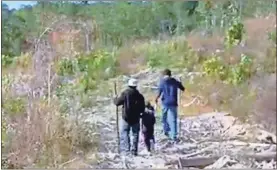  ?? Contribute­d ?? Constructi­on manager Harvey Jackson and Sean Grant, agricultur­e director, walk the 52-acre site.