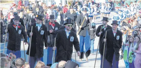  ?? ARCHIVFOTO­S: STEIDLE ?? Sie sind wieder unterwegs: die Stelzenmän­ner und die Gardemädch­en der IGF Westerheim. Seit vergangene­n Sonntag sind sie auf Achse, viele Termine haben sie in den nächsten Wochen zu schaffen, auch wenn die diesjährig­e Fasnetssai­son relativ kurz ist.