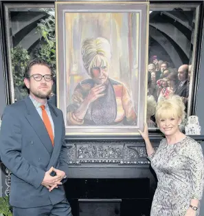  ?? Yui Mok ?? > Welsh artist Dan Llywelyn Hall with Dame Barbara Windsor after she unveiled his portrait of her at L’Escargot in Soho, London, yesterday