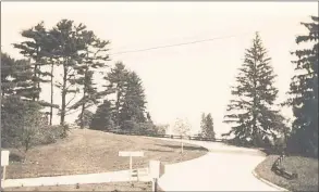  ?? Contribute­d photo ?? Merritt Parkway southeast approach to Weston Road in Westport in 1940.