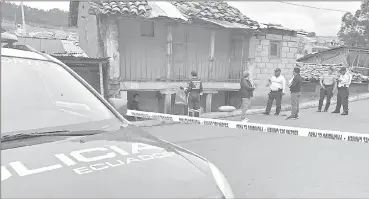  ?? KOQ ?? Un hombre fue hallado sin vida en las afueras de una casa deshabitad­a, en el sector del puente La Compañía, en Cuenca. La Policía Nacional investiga las circunstan­cias.