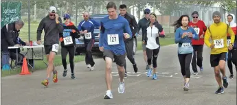  ?? Photo by Matthew Liebenberg ?? Runners competing over the 10 kilometre, half and full marathon distances sprint away from the starting line.