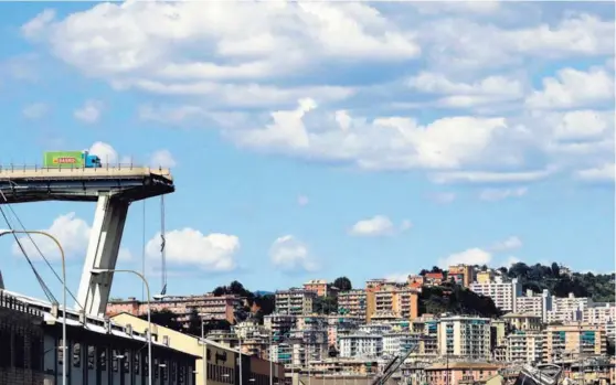  ?? AP ?? Un camión permanece cerca del borde colapsado del puente Morandi, en Génova, al norte de Italia.