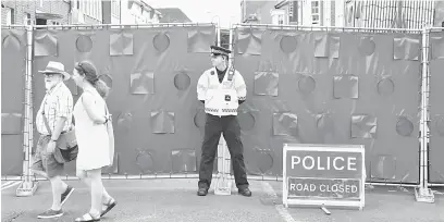  ?? — Gambar AFP ?? KAWALAN KETAT: Seorang pegawai polis berkawal dekat Rollestone Street di Amesbury, selatan England baru-baru ini. Susulan siasatan terhadap seorang lelaki dan wanita di temui dalam keadaan tidak sedarkan diri terdedah Novichok.