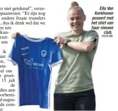  ?? FOTO RR ?? Ella Van Kerkhoven poseert met het shirt van haar nieuwe
club.