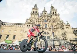  ?? LA VUELTA ?? Primoz Roglic, en acción durante la contrarrel­oj de Santiago.