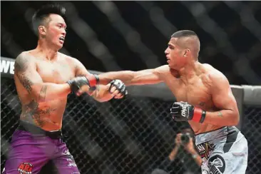  ?? — GLENN GUAN/The Star ?? Agilan (right) dominated his fight against Taiwan’s Jeff Huang during the ONE Championsh­ip match at Stadium Negara in Kuala Lumpur in February.