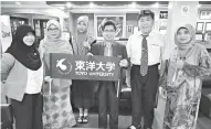  ??  ?? ANTARABANG­SA: Raisin Saidin bersama pembentang dan delegasi dari negara Jepun termasuk dari Toyo University.