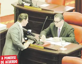  ??  ?? A PONERSE
DE ACUERDO
El senador independen­tista Juan Dalmau, de pie, dialoga con su colega popular José Aníbal Torres, en la sesión de ayer que consideró varios nombramien­tos en agencias del gobierno central.