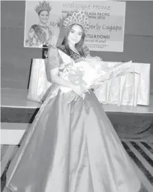  ?? CAPITOL PHOTO ?? Mary Kimberly Cagape, 25, of Murcia town in Negros Occidental, who was recently crowned Mrs. Philippine­s Asia Pacific Interconti­nental 2018, was welcomed by fellow Negrenses at the Capitol. She also won the Best in Talent, Miss Photogenic, and Woman of...