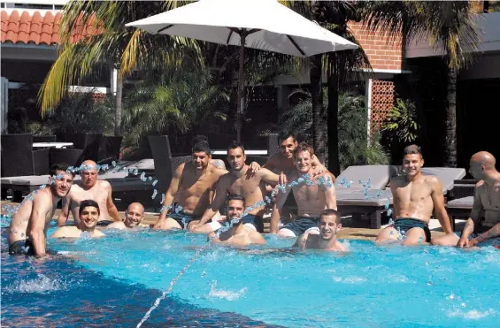  ?? / PRENSA DE SAN LORENZO ?? Bien relajados.
Un grupo de jugadores de San Lorenzo, ayer a la mañana en Santa Cruz de la Sierra, en la piscina del hotel de ensueño.