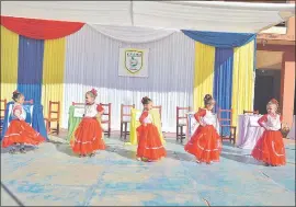  ??  ?? Alumnas presentan un hermoso cuadro de danza paraguaya.