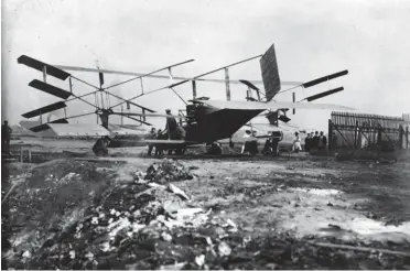  ?? ARCHIVES EMMANUEL BREGUET ?? Le gyroplane n° 2 comporte des “gyroptères” entre les éléments de voilure. Des glissades ont lieu au cours de l’été 1908, sans grand succès.