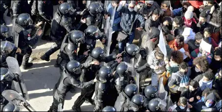  ??  ?? قوات الأمن تحاول منع متظاهرين تونسيين من دخول البرلمان