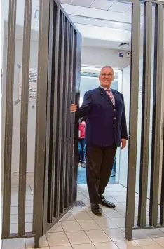  ?? Foto: Kneffel, dpa ?? Sieht solide aus: Der bayerische Innenminis­ter Joachim Herrmann scheint sich bei ei nem Besuch der Wiesn Wache über die massive Stahltür zu freuen.