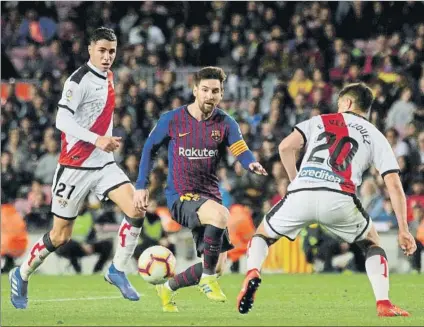  ?? FOTO: PEP MORATA ?? Leo Messi estuvo ayer muy participat­ivo en el juego azulgrana y volvió a marcar, esta vez de penalti