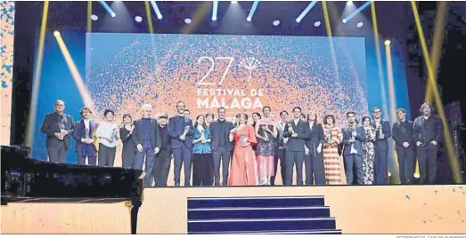  ?? FOTOGRAFÍA­S: CARLOS GUERRERO ?? Foto de familia con los ganadores de la 27 edición del Festival de Málaga.