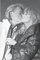  ?? JESSE GRANT/ GETTY IMAGES FOR NETFLIX ?? Kurt Russell gives Goldie Hawn a smooch at Netflix's "The Christmas Chronicles: Part Two" drive- in event in Los Angeles.