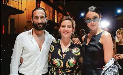  ??  ?? Tänzer Massimo Sinató und Model Rebecca Mir gratuliert­en Designerin Lena Hoschek (Mitte)