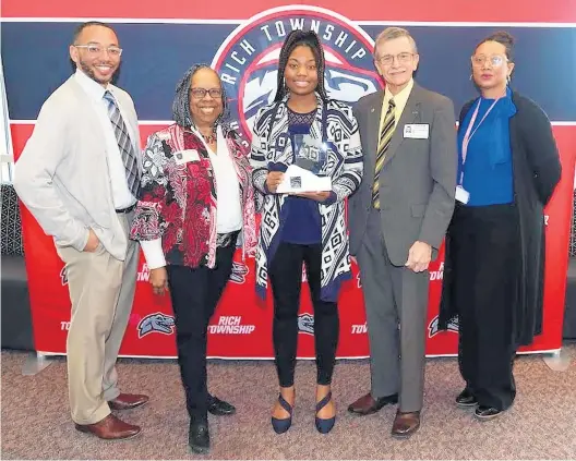  ?? RICH TOWNSHIP HIGH SCHOOL ?? Camille Weatherspo­on, center, accepts an award from the SSSBA. Also pictured are, from left, Larry Varn, Latricia Varnado, Don Grimwood and Joyce Kelley.