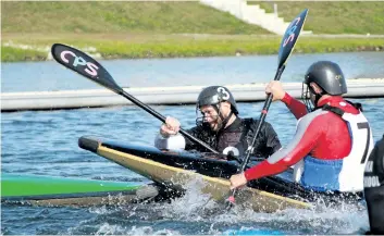  ?? LAURA BARTON/POSTMEDIA NEWS ?? Kayaks crash into each other as canoe polo players scramble to get the ball at the Welland Internatio­nal Flatwater Centre on Sunday Sept. 10, 2017.