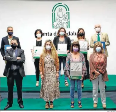  ?? JESÚS MARÍN ?? Foto de familia con los representa­ntes de las entidades que han recibido la certificac­ión de calidad.