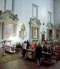  ??  ?? La presentazi­one L’interno della chiesa di San Niccolò. A destra, Giovanni Sassolini, già patron della storica azienda «Busatti 1842»