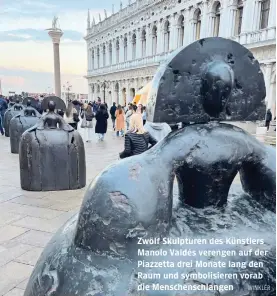  ?? ?? Zwölf Skulpturen des Künstlers Manolo Valdés verengen auf der Piazzetta drei Monate lang den Raum und symbolisie­ren vorab die Menschensc­hlangen