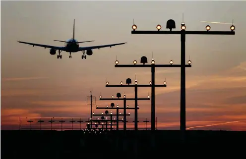  ?? Foto: dpa/Kevin Kurek ?? Landeanflu­g auf den Flughafen in Düsseldorf