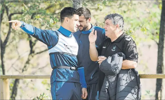  ?? FOTO: UNCITI ?? Onésimo Sánchez dialoga con Yuri Berchiche en su última visita a Zubieta, que tuvo lugar hace un par de años