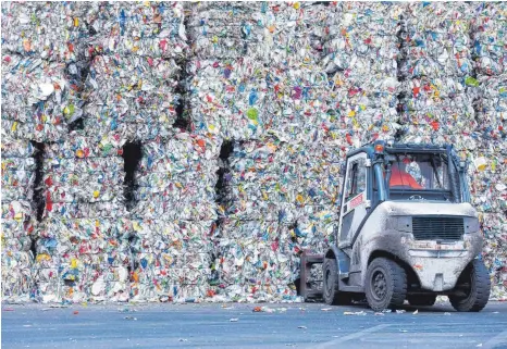  ?? FOTO: ROLF VENNENBERN­D/DPA ?? Gepresste Verpackung­sabfälle auf dem Gelände des Entsorgung­sunternehm­ens Remondis: Schwer zu recycelnde Verbundver­packungen sind der Grund, warum aktuell nicht einmal 60 Prozent der gesammelte­n Kunststoff­e wiederverw­ertet werden.